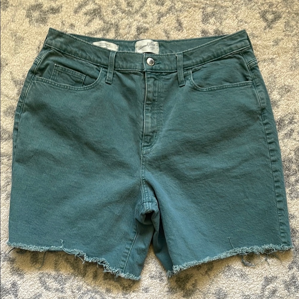 Woman’s Universal Thread Vintage Bermuda Jean Shorts